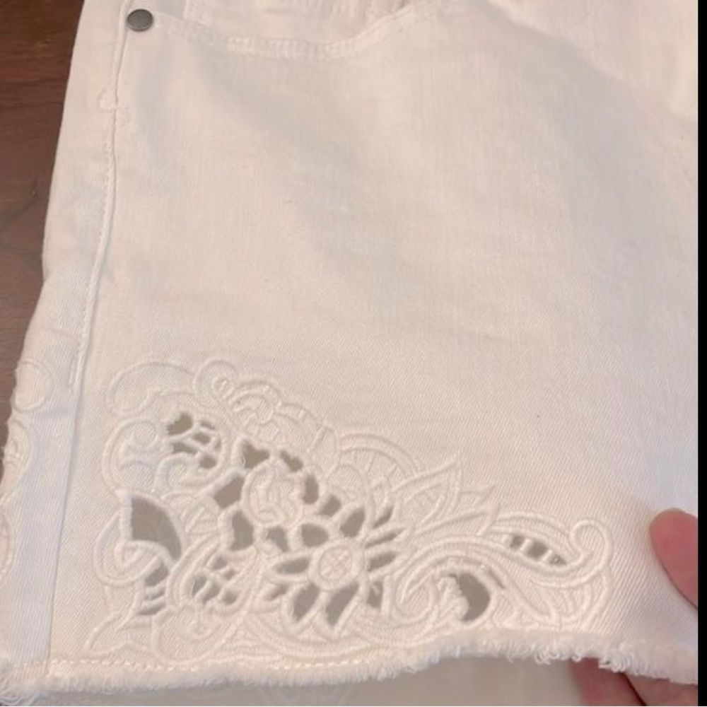 Torrid White Denim Shorts with Lace Detail 5 Pocket NWOT - Picture 2 of 6
